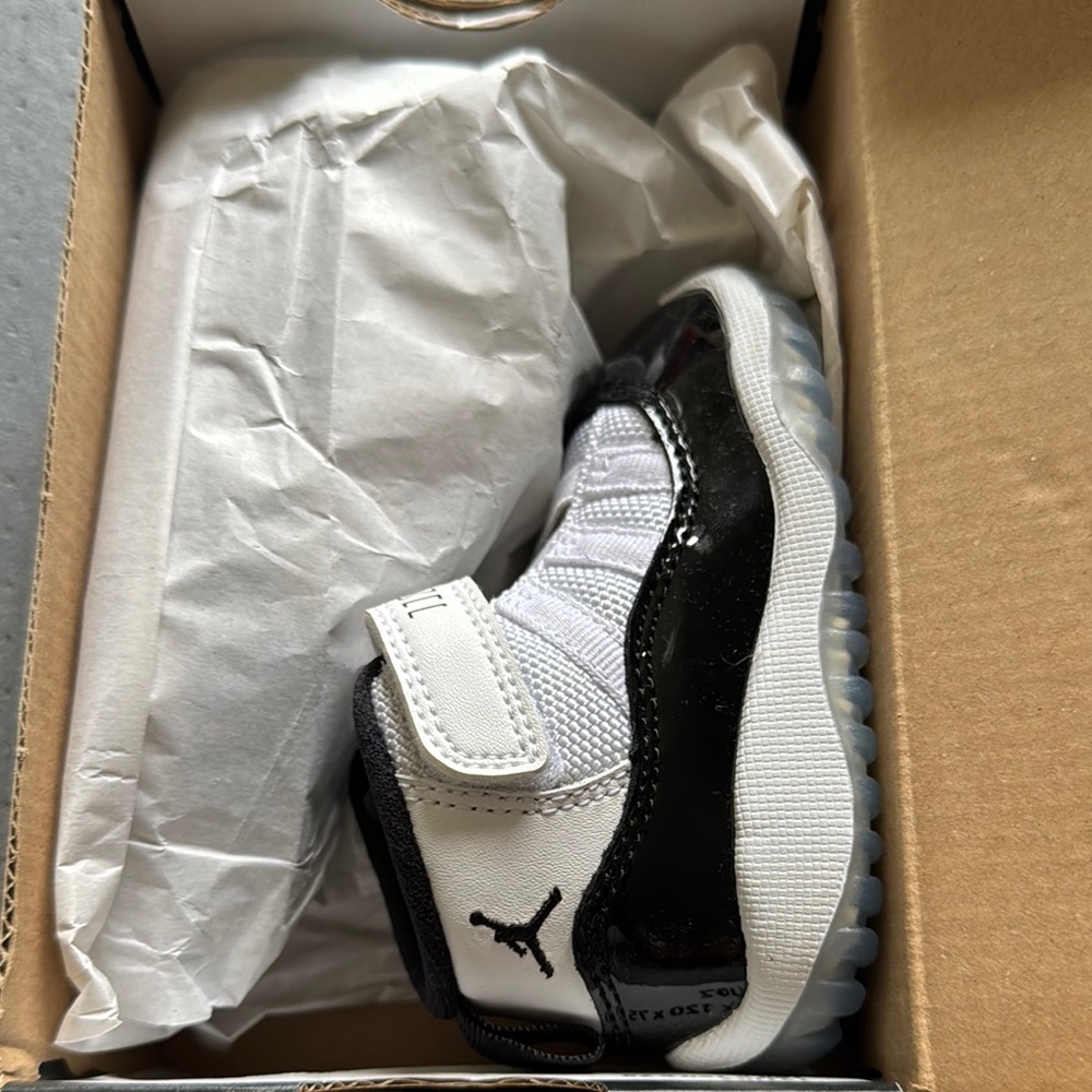 Jordan 11 retro Black and White Sneakers Classic Design